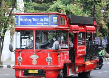 Bandros bus wisata di Kota Bandung yang disediakan  pemerintah Kota Bandung bagi wisatawan yang hendak berkeliling kota. (Foto: Ist./Wikipedia).