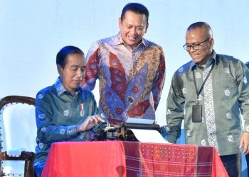 Presiden Jokowi, Ketua MPR RI Bambang Soesatyo (tengah) dan Ketua Umum PWI Pusat Atal S Depari saat hadiri acara Hari Pers Nasional 9 Februari 2023 di Kota Medan. (Foto: Ist./PWI Pusat).