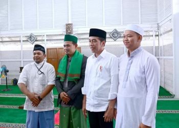 Presiden Joko Widodo berfoto dengan imam dan pengurus usai menunaikan Sholat Jumat, 22 September 2023 di Masjid Al-Ikhwan, Hunian Pekerja Konstruksi, Kabupaten Penajam Paser Utara, Provinsi Kalimantan Timur. (Foto: Ist./presidenri.go.id).