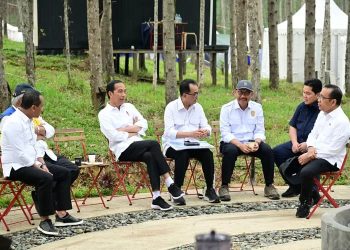 Presiden Jokowi bersama sejumlah menteri berbincang santai usai sarapan di kawasan IKN, Sabtu, 23 September 2023 pagi. (Foto: Ist./presidenri.go.id).