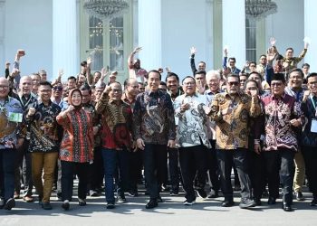 Presiden Jokowi (tengah) berfoto bersama para peserta Kongres PWI 2023 setelah acara pembukaan di Istana Negara Jakarta Senin, 25 September 2023. (Foto: Ist./PWI Jaya).