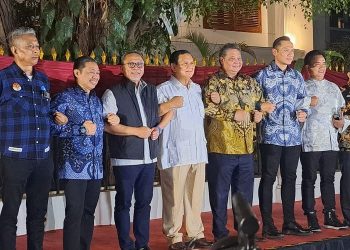 Bakal calon presiden Koalisi Indonesia Maju (KIM) Prabowo Subianto (empat dari kiri) berfoto bersama para ketua umum partai politik anggota KIM usai pertemuan di kediaman Prabowo, Jalan Kertanegara, Jakarta, Jumat, 13 Oktober 2023. (Foto: Istimewa).