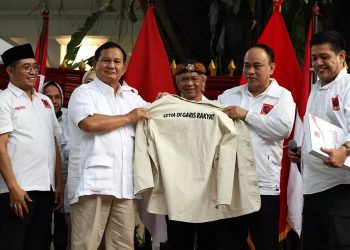 Ketua Umum (Ketum) Projo yang juga Menteri Komunikasi dan Informatika Budi Arie (dua dari kanan) menyerahkan jaket usai mendeklarasikan dukungan Projo untuk bakal calon presiden (bacapres) Prabowo Subianto dalam Pilpres 2024 mendatang. (Foto: Ist./laraspost.com).