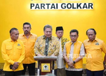 Ketua Umum Partai Golkar Airlangga Hartarto (tiga dari kiri) jawab pertanyaan pers, usai rapat pleno di Kantor DPP Partai Golkar Rabu, 18 Oktober 2023 malam. (Foto: Ist./dok.Golkar).