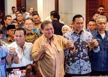 Para ketua umum partai Koalisi Indonesia Maju (KIM) berfoto usai Prabowo Subianto umumkan Bacawapres Gibran Rakabuming Raka, Minggu, 22 Oktober 2023 malam. (Foto: Ist./dok.Gerindra).