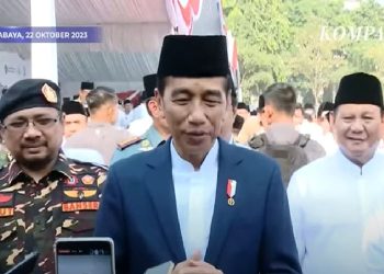 Presiden Joko Widodo  memberikan keterangan kepada awak media seusai memimpin Apel Hari Santri Nasional 2023 di Tugu Pahlawan, Surabaya, Jawa Timur, Minggu, 22 Oktober 2023. Dalam wawancara tersebut, Jokowi mengaku merestui Gibran maju menjadi cawapres. (Foto: Ist./YouTube Kompas TV).