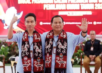 Bakal Calon Presiden Prabowo Subianto (kanan) dan Bakal Wakil Presiden Gibran Rakabuming Raka saat pendaftaran di Kantor KPU Republik Indonesia Jl. Imam Bonjol, Jakarta, Rabu ,25 Oktober 2023. (Foto: Ist./jawapos.com).