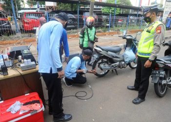 Para petugas gabungan saat melakukan razia tilang uji emisi di kawasan Lebak Bulus, Jakarta, selasa, 1 November 2023. (Foto: Ist./dok.pribadi)