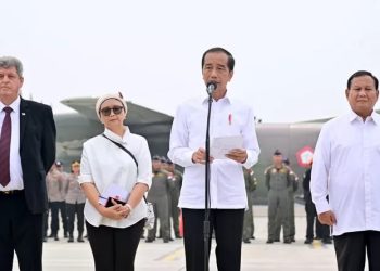 Presiden Joko Widodo didampingi Menteri Pertahanan Prabowo Subianto (kanan) dan Menteri Luar Negeri Retno Marsudi (dua dari kiri) serta Dubes Palestina untuk RI, Zuhair Al-Shun (kiri)
saat melepas keberangkatan  bantuan kemanusiaan dari Indonesia di Pangkalan TNI AU Halim Perdanakusuma Jakarta, Sabtu, 4 November 2023. (Foto: Ist./presidenri.go.id).