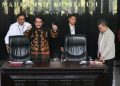 Hakim Konstitusi Anwar Usman (baju batik) usai lakukan jumpa pers di Gedung MK pada Rabu, 8 November 2023. (Foto: Ist./dok.pribadi).