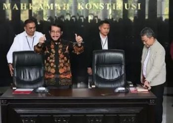 Hakim Konstitusi Anwar Usman (baju batik) usai lakukan jumpa pers di Gedung MK pada Rabu, 8 November 2023. (Foto: Ist./dok.pribadi).