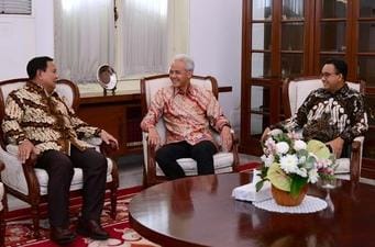 Tiga bakal calon presiden Prabowo Subianto, Ganjar Pranowo dan Anis Baswedan (dari kiri ke kanan) sesaat sebelum dijamu santap siang Presiden Joko Widodo di Istana Merdeka Jakarta pada Senin, 30 Oktober 2023. (Foto: Ist./presidenri.go.id).