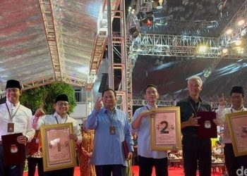 Pamer hasil undian nomor urut pasangan capres dan cawapres di KPU RI pada Selasa, 14 November 2023 malam. (Foto: Ist./dok.pribadi).