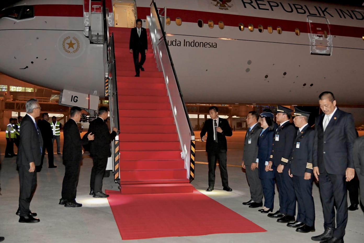 Presiden Jokowi Tiba Di Tanah Air, Usai Kunjungan Ke Arab Saudi Dan ...