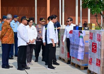 Presiden Jokowi (dua dari kanan) memperhatikan sebagian bantuan Indonesia yang akan dikirim ke Pelestina di Bandara Halim Perdanakusuma, Jakarta, Senin, 20 November 2023. (Foto: Ist./presidenri.go.id).