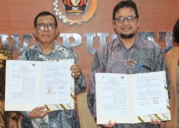 Ketua Umum PWI Pusat, Hendry Ch Bangun (kiri) dan Rektor Universitas Mercu Buana, Prof. Dr. Andi Andriansyah, M. Eng. usai tandatangani kerjasama anti hoaks di Kantor PWI Pusat Jl. Kebon Sirih Jakarta Pusat, Selasa, 20 November 2023. (Foto: Ist./Humas PWI Pusat).