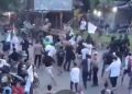 Bentrok antara dua kelompok massa terjadi di Kota Bitung, Sulawesi Utara Sabtu, 25 November 2023 sore hingga malam. (Foto:tangkapan video/ngopibareng.id).