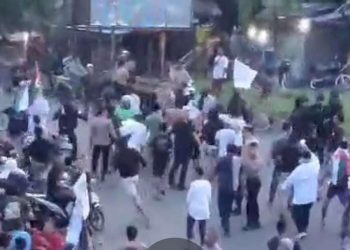 Bentrok antara dua kelompok massa terjadi di Kota Bitung, Sulawesi Utara Sabtu, 25 November 2023 sore hingga malam. (Foto:tangkapan video/ngopibareng.id).