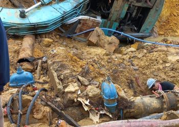 Alat berat Ekskavator jatuh menimpa saluran air akibat hujan deras di seluruh Batam. (Foto : BP Batam)
