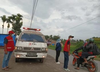 Relawan Palang Merah Indonesia (PMI) Kota Bukittinggi membagikan masker kepada warga pasca erupsi disertai hujan abu Vulkanik Gunung Marapi Sumatra Barat, Minggu, 3 Desember 2023. (Foto: Ist./HarianHaluan.id).