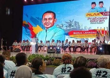 Dewan Pembina Pilar 08, Bahlil Lahadalia menyampaikan orasi saat deklarasi dukungan untuk capres Prabowo-Gibran di DBL Arena Surabaya. (Foto: Ist./harianbhirawa.com).