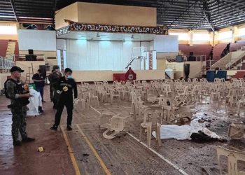 Suasana pascaledakan bom yang terjadi saat Misa Katolik di gimnasium Universitas Negeri Mindanao di Marawi, Filipina, Minggu, 3 Desember 2023. Dalam insiden ledakan bom tersebut dilaporkan sebanyak empat orang tewas dan sekitar 50 orang lainnya terluka hingga dilarikan ke rumah sakit. (Foto: Lanao Del Sur Provincial Government/Handout via REUTERS ).