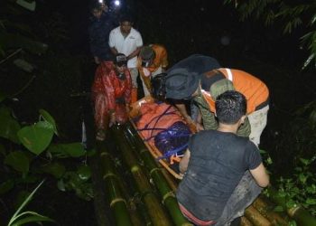 Tim SAR lakukan evakuasi pendaki Gunung Marapi yang terdampak erupsi di Jalur Pendakian Proklamator, Nagari Batu Palano, Agam, Sumatera Barat, Senin, 4 Desember 2023 dini hari. (Foto: Ist./ANTARA).