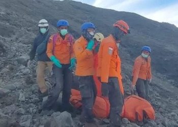 Tim Basarnas Gabungan Selasa, 5 Desember 2023 mengangkat kantong jenazah berisi korban akibat Gunung Marapi Erupsi. (Foto: Ist./Basarnas).