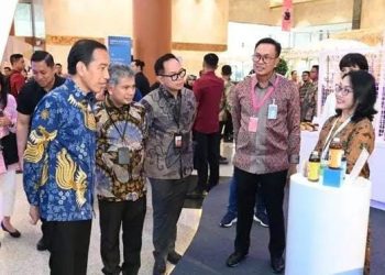 Presiden Jokowi melihat hasil produk lokal usai buka perhelatan UMKM Expo(rt) Brilianpreneur di Jakarta Convention Center, Jakarta, Kamis, 7 Desember 2023. (Foto: Ist./Biro Pers Sekretariat Presiden).