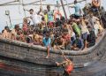 Pengungsi Rohingya yang baru tiba terdampar di perahu karena masyarakat sekitar memutuskan tidak mengizinkan mereka mendarat setelah memberikan air dan makanan di Pineung, Aceh, 16 November 2023. (Foto: Ist/AFP).