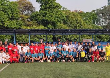 Para peserta Trofeo Siwo Jaya 2023 berfoto bersama sebelum berlaga, Jumat, 12 Desember 2023 di Pancoran Soccer Field (PSF), Jakarta Selatan. (Foto: Ist./PWI Jaya).