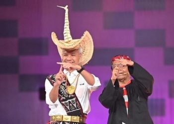 Ganjar Pranowo mengenakan baju adat Pulau Rote Ndao. Sementara Mahfud MD (kanan)  mengenakan baju tradisional khas Madura. (Foto: Ist./CNN Indonesia).