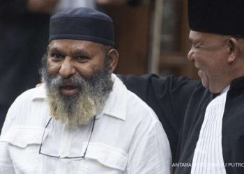 Terdakwa Lukas Enembe (kiri) didampingi penasihat hukum saat diperiksa di Pengadilan Tipikor, Jakarta. (Foto: Ist./dok.pribadi).