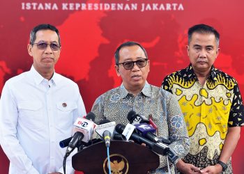 Sekretaris Kementerian Sekretariat Negara, Setya Utama (tengah) bersama Kepala Sekretariat Presiden Heru Budi Hartono (kiri) dan Deputi Bidang Protokol, Pers, dan Media Setpres Bey Machmudin (kanan) memberikan keterangan pers di Kompleks Istana Kepresidenan Jakarta, pada Selasa, 9 Januari 2024. (Foto: Ist./Humas Setkab).