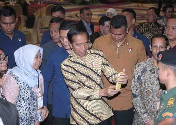 Presiden Joko Widodo (tengah) berswafoto dengan peserta  Konvensi Kampus XXIX dan Temu Tahunan XXV Forum Rektor Indonesia di Graha Universitas Negeri Surabaya (Unesa), Surabaya, Jawa Tiimur, Senin, 15 Januari 2024. (Foto: Ist./ Antara).