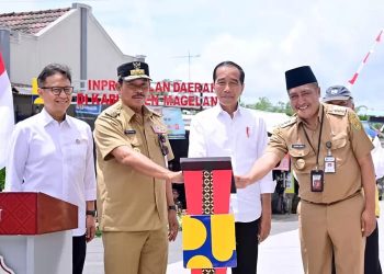 Presiden Joko Widodo (dua dari kanan) didampingi sejumlah pejabat ketika meresmikan Jalan Daerah Ruas Muntilan-Keningar, Sukomakmur, Kabupaten Magelang, Provinsi Jawa Tengah, Senin, 22 Januari 2024. (Foto: Ist./presidenri.go.id).