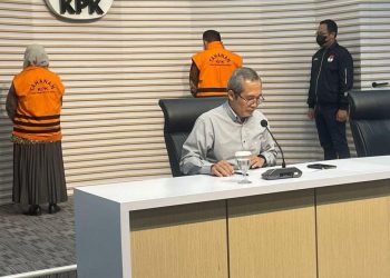 Wakil Ketua KPK Alexander Marwata ketika jelaskan tentang penahanan Reyna Usman Ketua DPW PKB Bali dan Sekretaris Badan Perencanaan dan Pengembangan Kemnaker I Nyoman Darmanta. (Foto: Ist./satukanIndonesia.com).