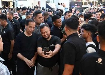 Presiden Joko Widodo (dua dari kiri) melayani swafoto seorang warga saat berkunjung di pusat perbelanjaan Plaza Ambarrukmo, Sabtu malam, 27 Januari 2024.  (Foto: Ist./presidenri.go.id).