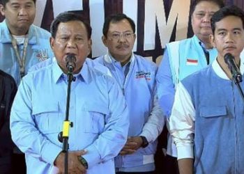 Mayjen TNI Dr.dr. Terawan Agus Putranto, Sp.Rad (K) [tengah] berdiri di belakang Prabowo Gibran usai acara debat di JCC Senayan, Minggu, 4 Februari 2024 malam. (Foto: Ist./Youtube KPU-RI).