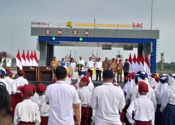 Presiden Joko Widodo saat meresmikan Ruas Tol Kuala Tanjung-Tebing Tinggi-Parapat (Kutepat) Seksi Tebing Tinggi-Indrapura dan Ruas Tol Indrapura-Kisaran (Inkis) Seksi Indrapura-Lima Puluh di Gerbang Tol Lima Puluh, Kabupaten Batubara, Rabu, 7 Februari 2024. (Foto: Ist./presidenri.go.id).