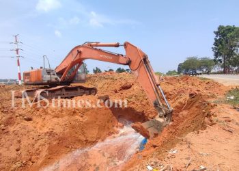 Kondisi Pipa bocor yang ditutup bucket alat berat di simpang bundaran Punggur. (Foto: HMStimes).
