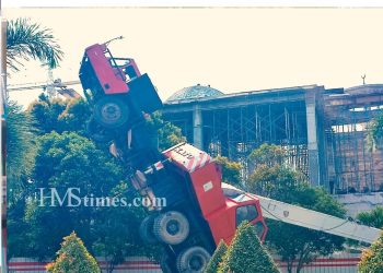 Kondisi Mobile Crane yang terjungkal di lokasi proyek Masjid Agung Batam. (Foto: HMS)