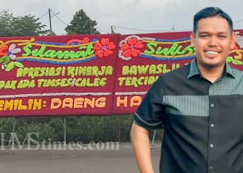 Daeng Harianto, Pemilih  Batam yang mengirim papan bunga ke kantor Bawaslu Kota Batam. (Foto : HMS)