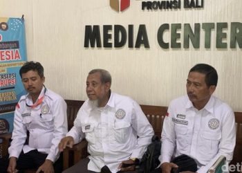 Timnas AMIN Bali saat mendatangi Bawaslu Provinsi Bali terkait laporan dugaan kecurangan pemilu. (Foto: Ist./Rizki Setyo Samudero).