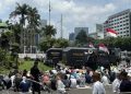 Massa demonstran di lokasi depan Gedung DPR - MPR Senayan, Jakarta pada Jumat, 1 Maret 2024. (Foto: Ist./CNN Indonesia).