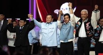 Paslon 02 Prabowo Subianto dan Gibran Rakabuming Raka, diapit Paslon 01 (kiri) dan 03 (kanan). (Foto: Ist./CNN Indonesia).