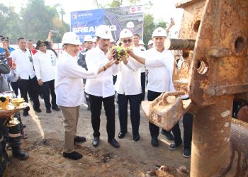 Kepala BP Batam, Muhammad Rudi do’a bersama, Pemecahan kendi menjadi penanda dimulainya Ground Breaking Flyover Sei Ladi, Senin, 4 Maret 2024. (Foto: Humas BP Batam).