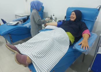 Ibu Devi Yanti Nur,SP selaku ketua SMSI kota Tanjungpinang, ikut mendonorkan darah pada Kamis, 7 Maret 2024. (Foto: Istimewa).