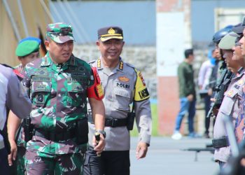 Danrem 033/Wira Pratama Brigadir Jenderal TNI, Franky Jan Hardy Watuseke mengecek kesiapan pasukan didampingi Karo Ops Polda Kepri Kombes Pol. Ulami Sudjaja, S.H., (foto: Ist/humaspolda)