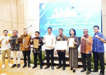 Setelah selesai menandatangani MoU antara Pemko Batam dengan tiga bank terpilih mitra Pemko Batam di Unique 1 Ballroom, Harris Hotel Batam Centre, Kamis, 14 Maret 2024 berfoto bersama. (Foto: Ist./Humas Pemko).